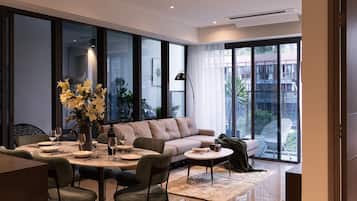 Departamento superior, 3 habitaciones, cocina, vista a la ciudad | Área de sala de estar | Televisión de 35 pulgadas con canales por cable