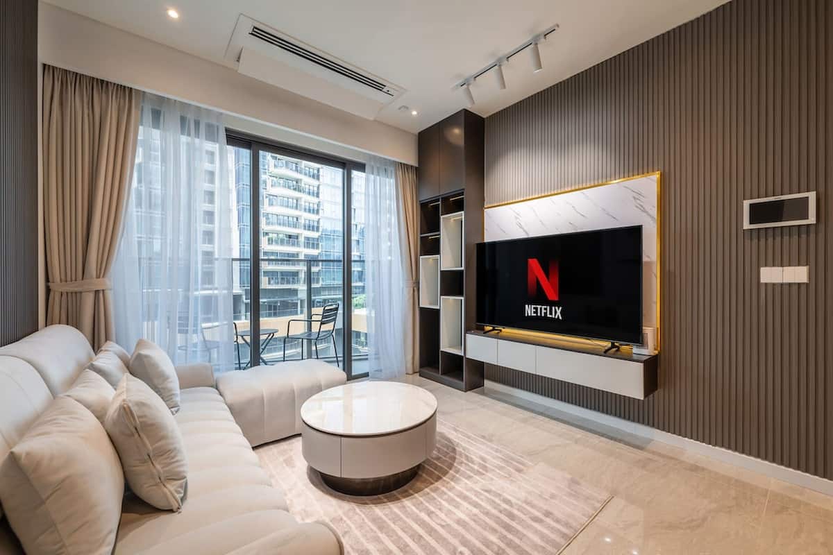 Apartament superior, 2 dormitoris, cuina, vistes a la ciutat | Sala d'estar | Televisor de 35 polzades amb canals per cable