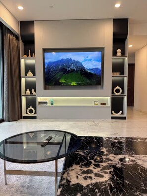 Superior Apartment, 4 Bedrooms, Kitchen, City View | Living area