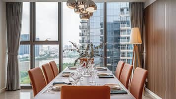 Superior Apartment, 3 Bedrooms, Kitchen, City View | In-room dining