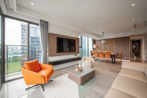Appartement Deluxe, 3 chambres, vue ville | Coin séjour | Télévision de 35 pouces avec chaßnes par cùble