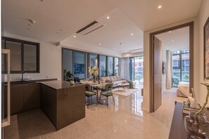 Leilighet – superior, 3 soverom, kjøkken, byutsikt | Oppholdsområde | En 35-tommers TV med kabel-kanaler