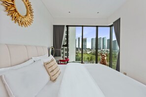 Apartamento superior, 3 habitaciones, cocina, vistas a la ciudad | Escritorio y espacio para trabajar con un portátil