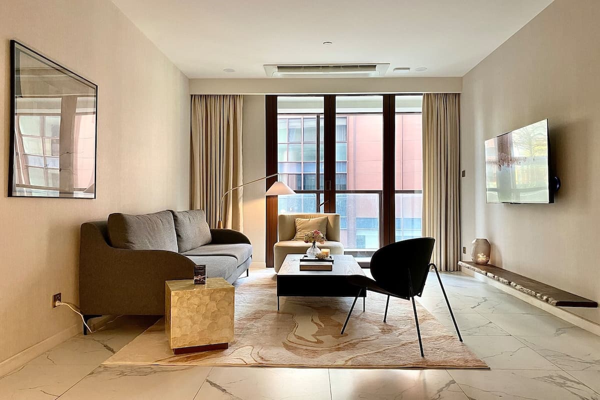Apartamento superior, 2 habitaciones, cocina, vistas a la ciudad | Zona de estar | Televisión de 35 pulgadas con canales por cable