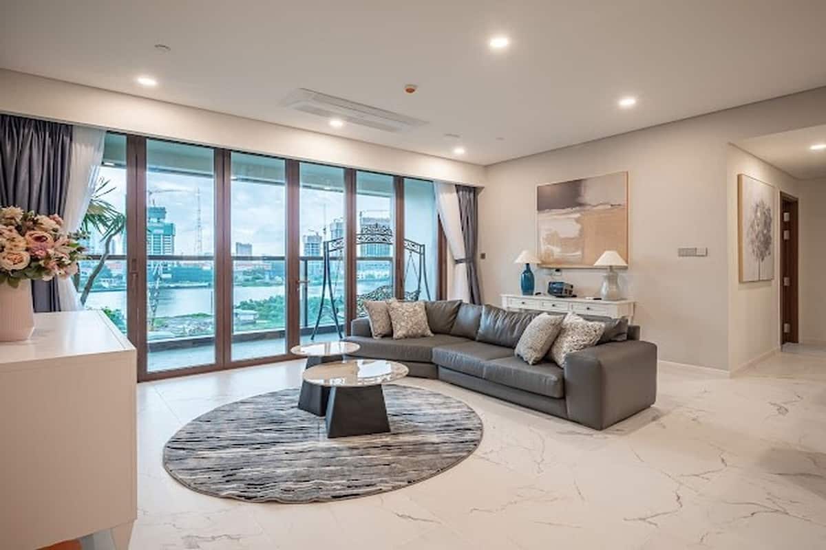 Apartamento superior, 4 habitaciones, cocina, vistas a la ciudad | Zona de estar | Televisión de 35 pulgadas con canales por cable