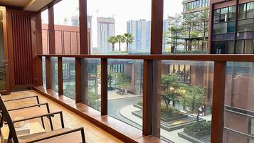 Apartamento superior, 2 quartos, cozinha, vista para a cidade | Vista do quarto