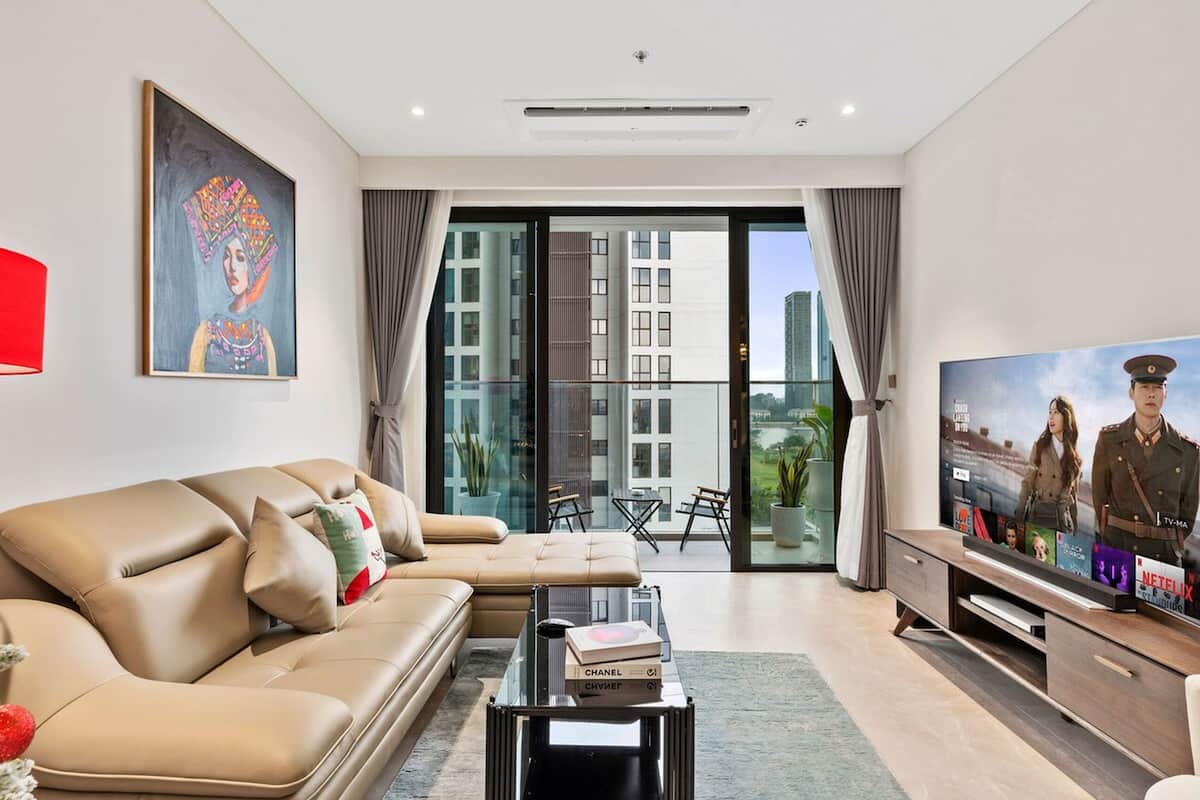 Apartamento superior, 3 habitaciones, cocina, vistas a la ciudad | Zona de estar | Televisión de 35 pulgadas con canales por cable