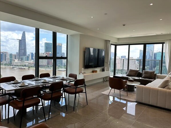 Apartamento superior, 4 habitaciones, cocina, vistas a la ciudad | Servicio de comidas en la habitación