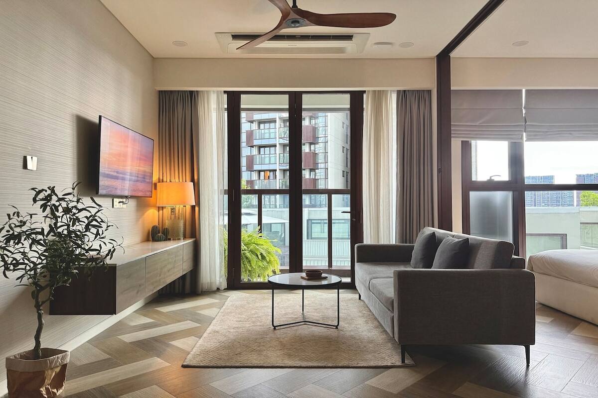 Apartamento superior, 1 habitación, cocina, vistas a la ciudad | Zona de estar | Televisión de 35 pulgadas con canales por cable