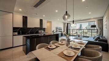 Superior-Apartment, 4 Schlafzimmer, Küche, Stadtblick | Essbereich im Zimmer