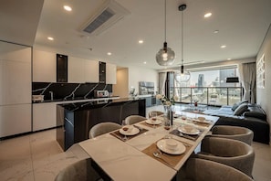 Appartement Supérieur, 4 chambres, cuisine, vue ville | Restauration dans la chambre