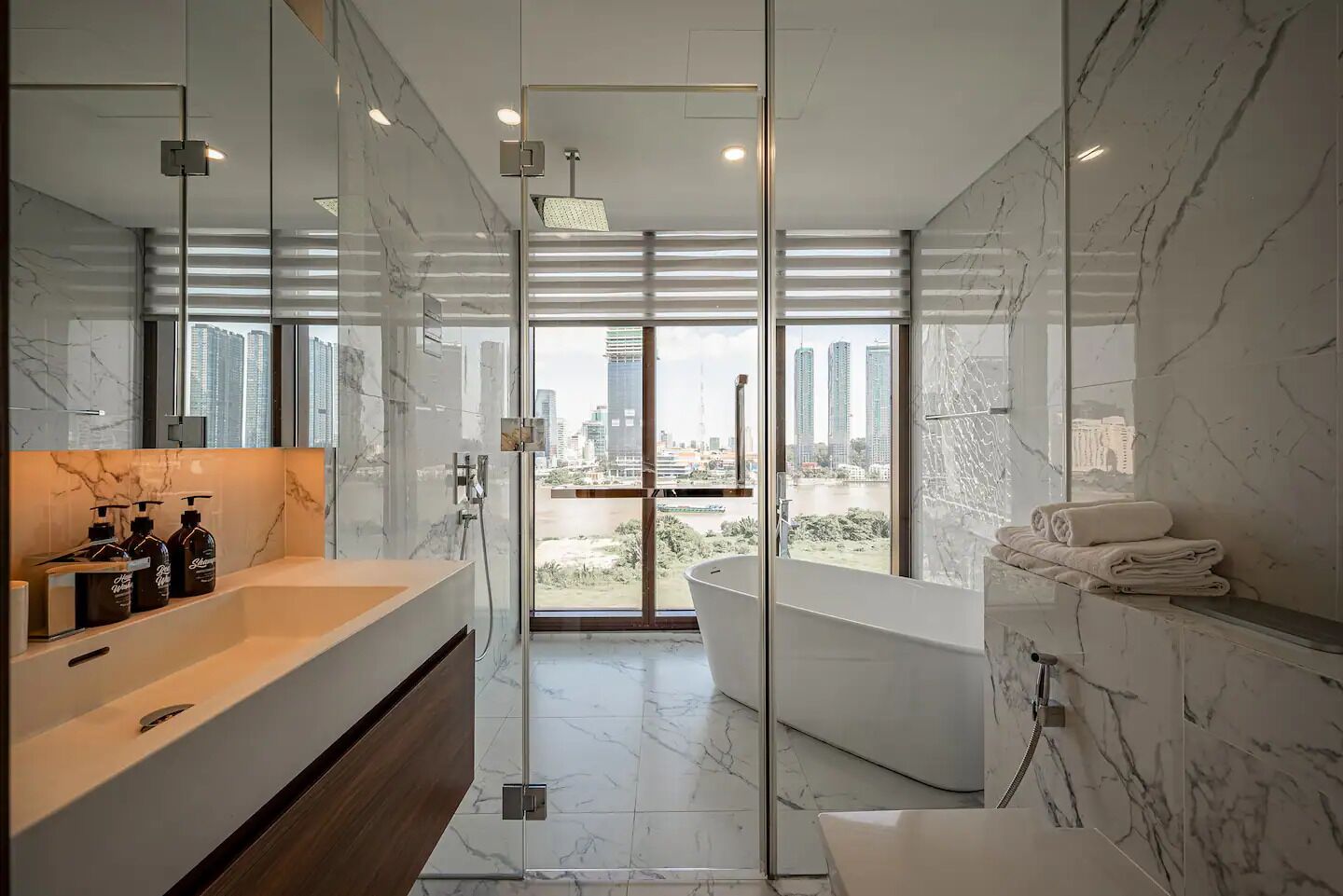 Superior Apartment, 4 Bedrooms, Kitchen, City View | Bathroom | Free toiletries, hair dryer, bathrobes, slippers
