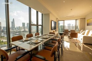 Superior Apartment, 4 Bedrooms, Kitchen, City View | In-room dining