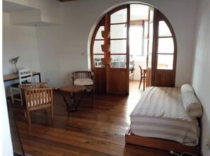 1 habitación, escritorio, tabla de planchar con plancha y wifi 