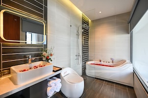 Quarto com design assinado | Banheiro | Chuveiro, chuveiro com efeito de chuva, produtos de toalete grátis 