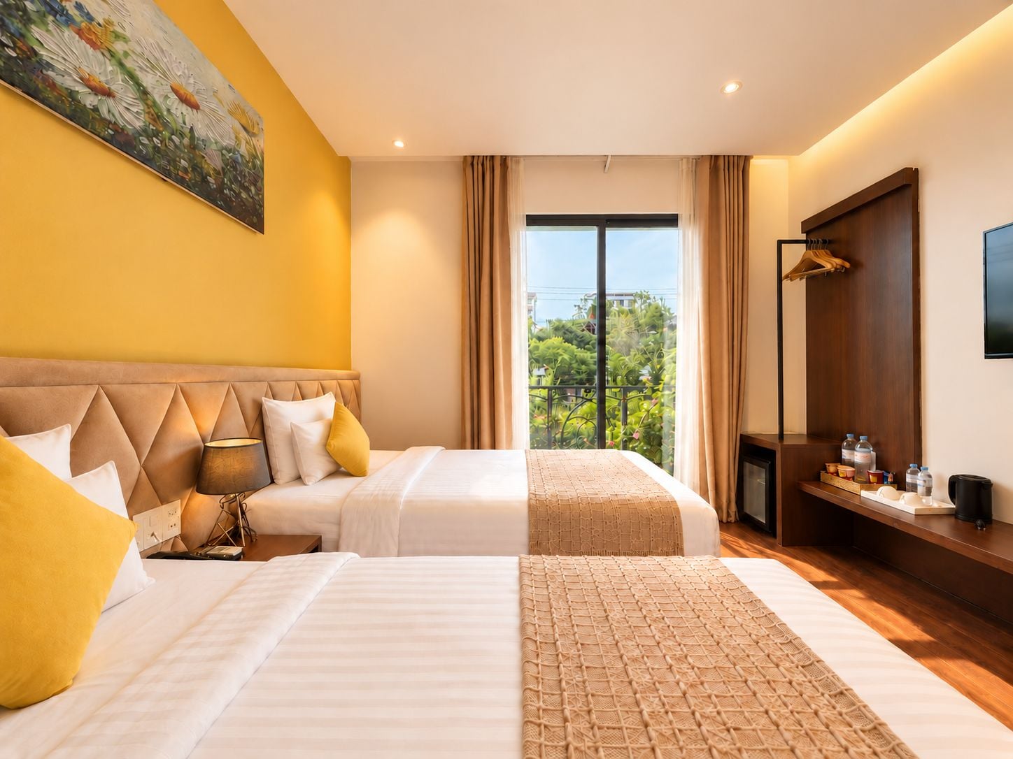 Habitación de hotel con dos camas, un ventanal grande, un cuadro en la pared y un cabecero de madera.
