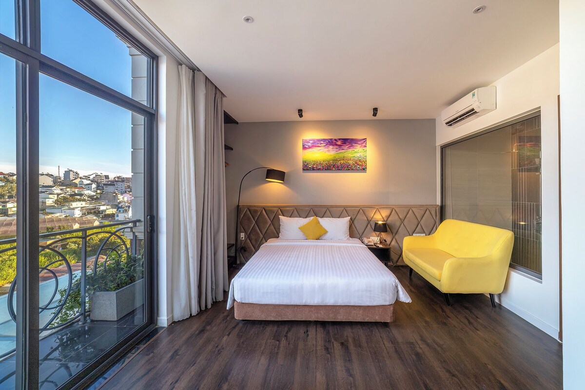 Minibar, desk, soundproofing, WiFi (free)