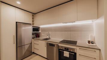 Refrigerador, microondas, horno, placa de cocina