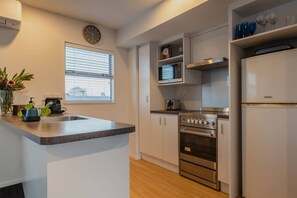 Réfrigérateur, four à micro-ondes, un four, surface de cuisson