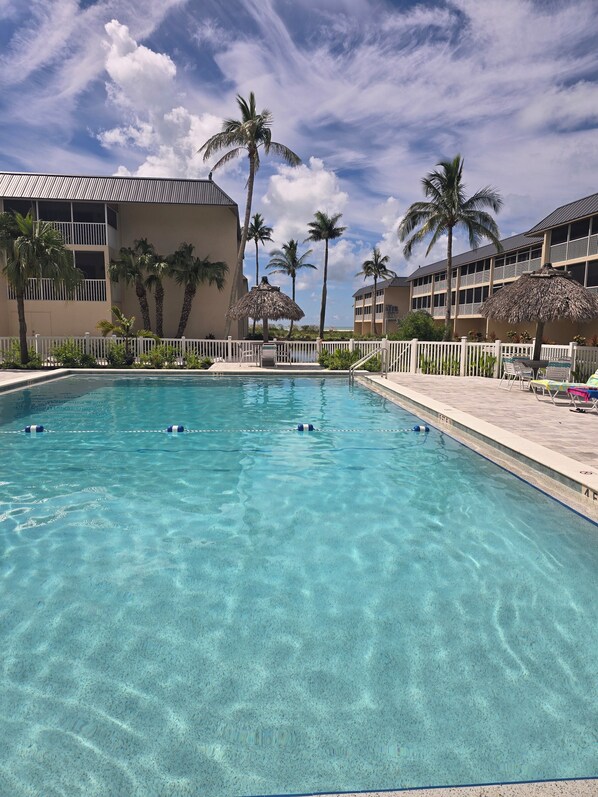 A heated pool - Beach Getaway in Paradise (Sanibel)