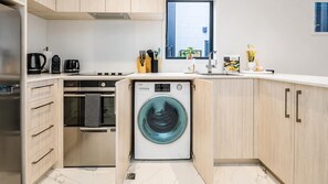 Wasserkocher mit Kaffee-/Teezubehör, Kühlschrank, Mikrowelle, Ofen