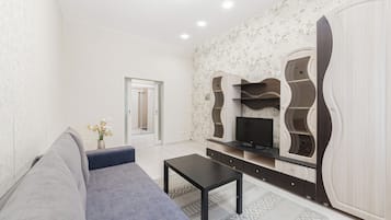 Apartment, Courtyard View | Living area | 39-inch LCD TV with cable channels