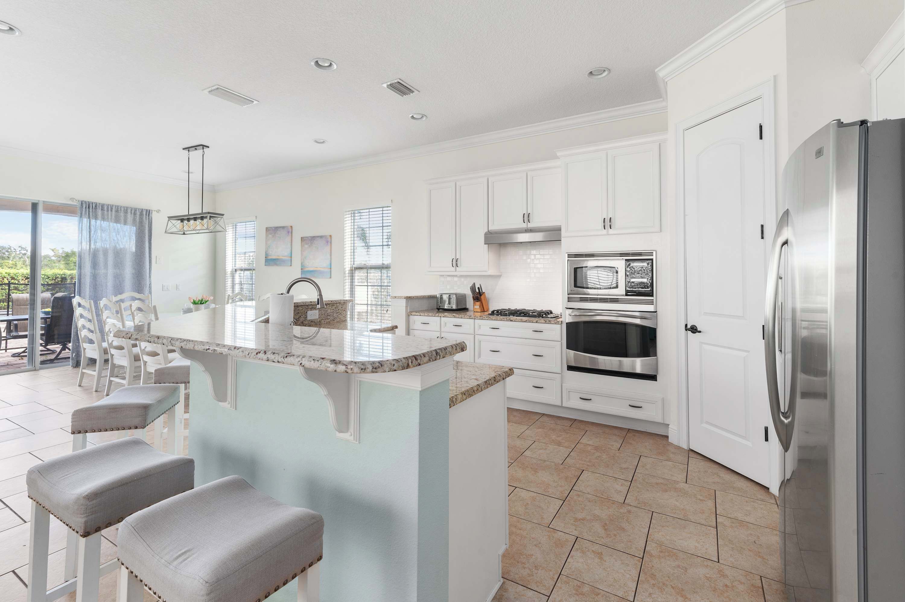 Kylskåp, mikrovågsugn, ugn och spishäll