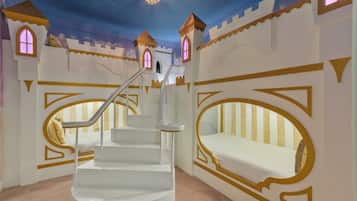 5 bedrooms, desk, iron/ironing board, WiFi