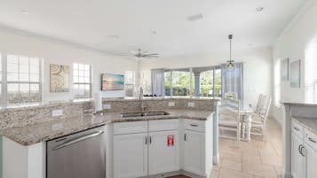 ثلاجة، ميكروويف، فرن، موقد طهي مسطح