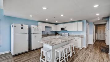 ثلاجة، ميكروويف، فرن، موقد طهي مسطح