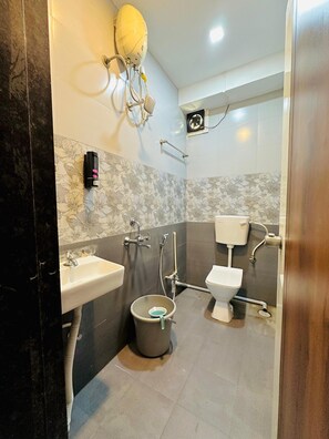 Douche, serviettes fournies, savon, shampoing