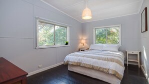 4 bedrooms, iron/ironing board, free WiFi, bed sheets