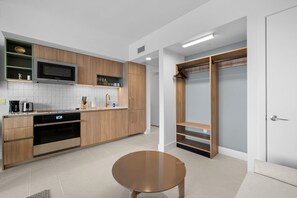Fridge, microwave, oven, stovetop - High-Rise Studio| Gym, Pool & City Views (Miami)
