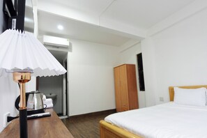 Superior Double Room | Desk, blackout drapes, soundproofing, iron/ironing board - Smile Homestay (Hue)