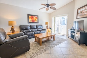 4 bedrooms - Colorful Family-friendly 4-bedroom Villa With South-facing Pool in Southern Dunes Golf Country Club (Haines City)