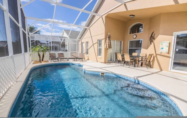 4 bedrooms - Colorful Family-friendly 4-bedroom Villa With South-facing Pool in Southern Dunes Golf Country Club (Haines City)