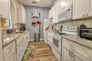 Room - Stylish Family-friendly 3-bedroom Condo Near Disney With Resort Amenities (Kissimmee)