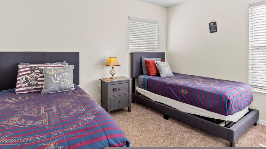 Lakefront 4-bedroom Villa With Private Pool Game Room Between Disney Legoland