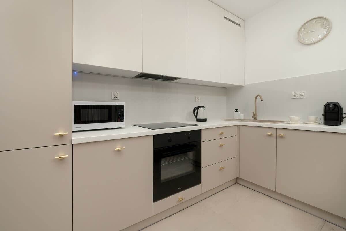 Køleskab, mikrobølgeovn, ovn, kogeplade