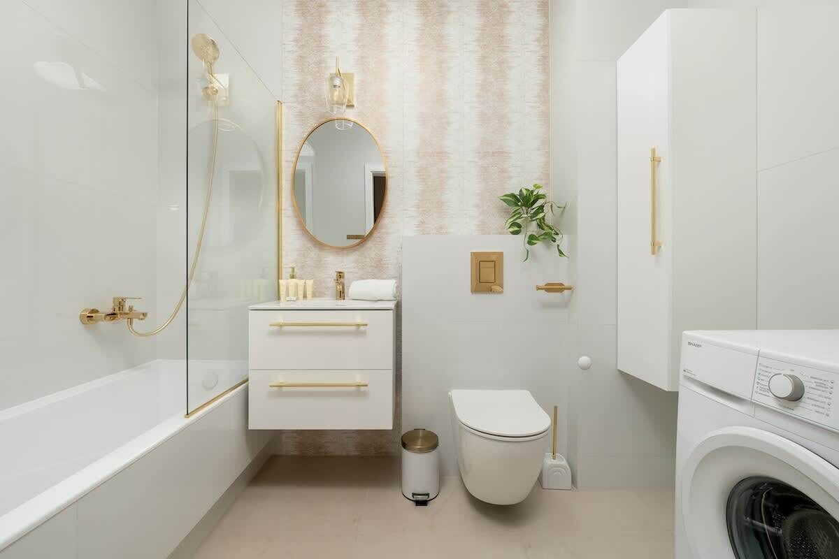Shower, hair dryer, shampoo