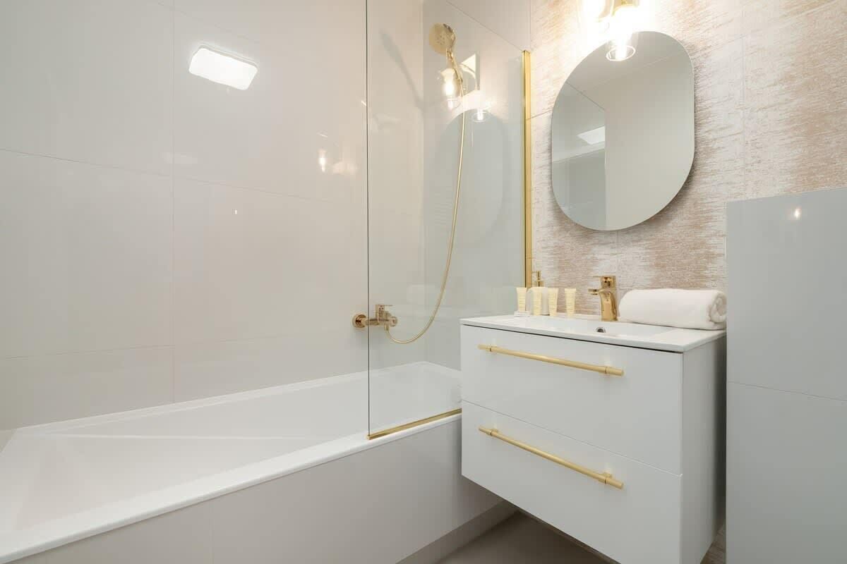 Shower, hair dryer, shampoo
