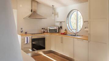 Frigorifero, microonde, forno, piano cottura