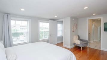 2 bedrooms, desk, iron/ironing board, WiFi