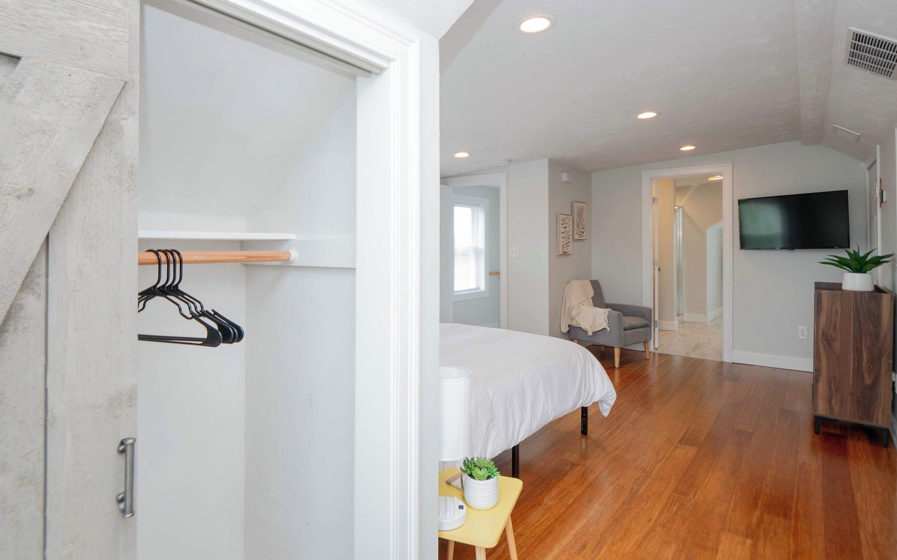 2 bedrooms, desk, iron/ironing board, free WiFi