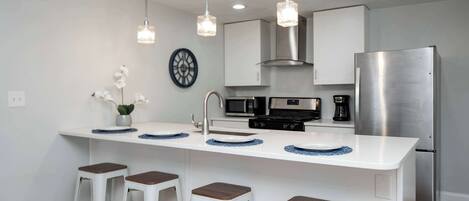 Jääkaappi, mikroaaltouuni, uuni, liesi