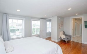 2 bedrooms, desk, iron/ironing board, free WiFi - Jennifer's Penthouse 2 Floors - Amazing City View! (Providence)
