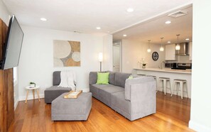 Smart-TV, Tischtennisplatte, Arbeitsbereiche