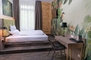 Quarto casal superior, para não fumantes, banheiro privativo | 1 quarto, cofres nos quartos, individualmente decorados, escrivaninha
