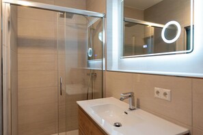 Phòng đơn phong cách cổ điển, không hút thuốc | Phòng tắm | Buồng tắm vòi sen, vòi sen phun mưa, máy sấy tóc, dép đi trong nhà