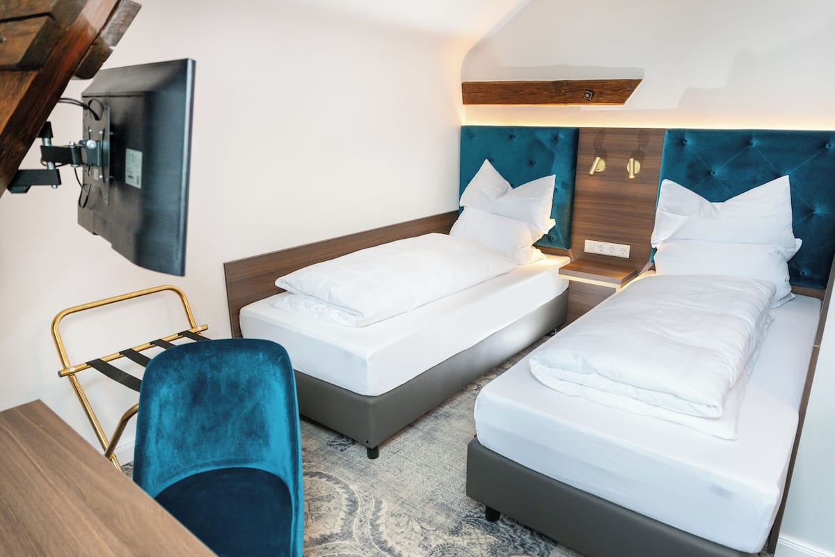 Habitación clásica con 1 cama matrimonial o 2 individuales, para no fumadores | Caja de seguridad en la habitación y decoración personalizada